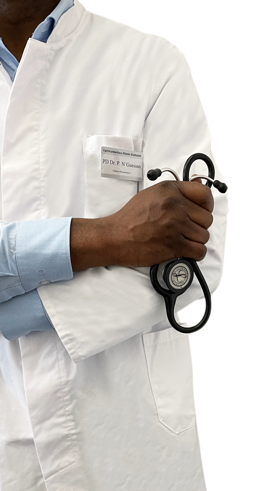 Arzt in weißem Kittel und Stethoskop in der Hand